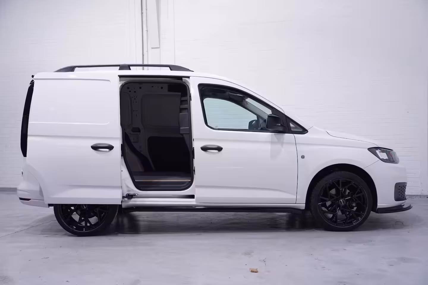 Volkswagen Caddy 1.5 TSI 115 pk BENZINE Black&White Edition 19" LMV, Spoilers V+A, Airco, Bumpers in Kleur,