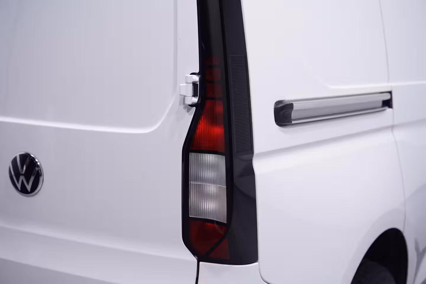 Volkswagen Caddy 1.5 TSI 115 pk BENZINE Black&White Edition 19" LMV, Spoilers V+A, Airco, Bumpers in Kleur,