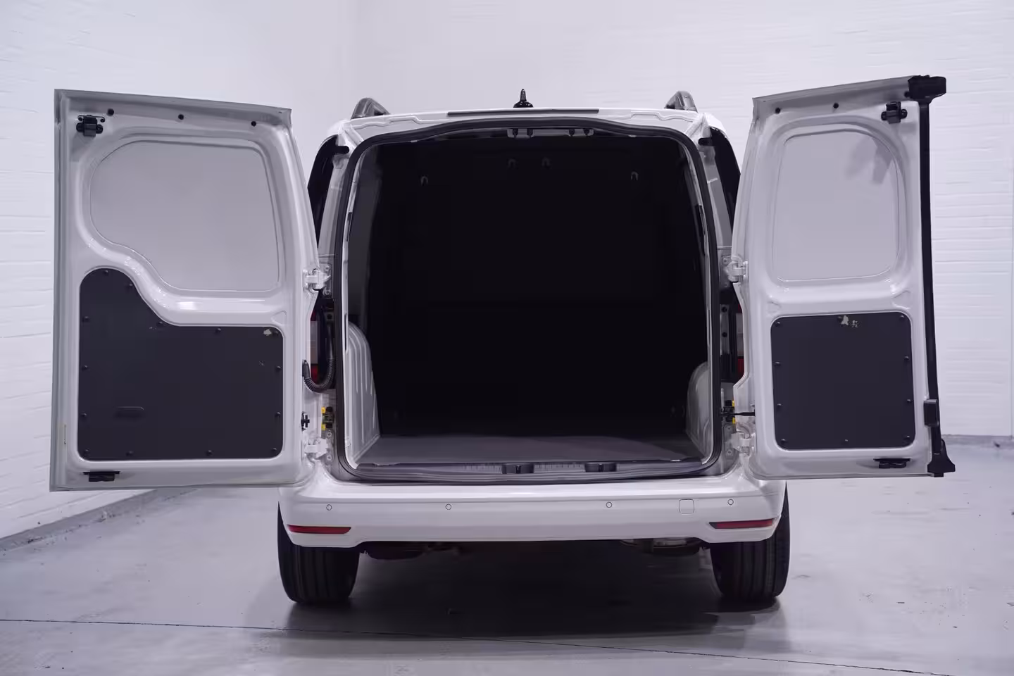 Volkswagen Caddy 1.5 TSI 115 pk BENZINE Black&White Edition 19" LMV, Spoilers V+A, Airco, Bumpers in Kleur,