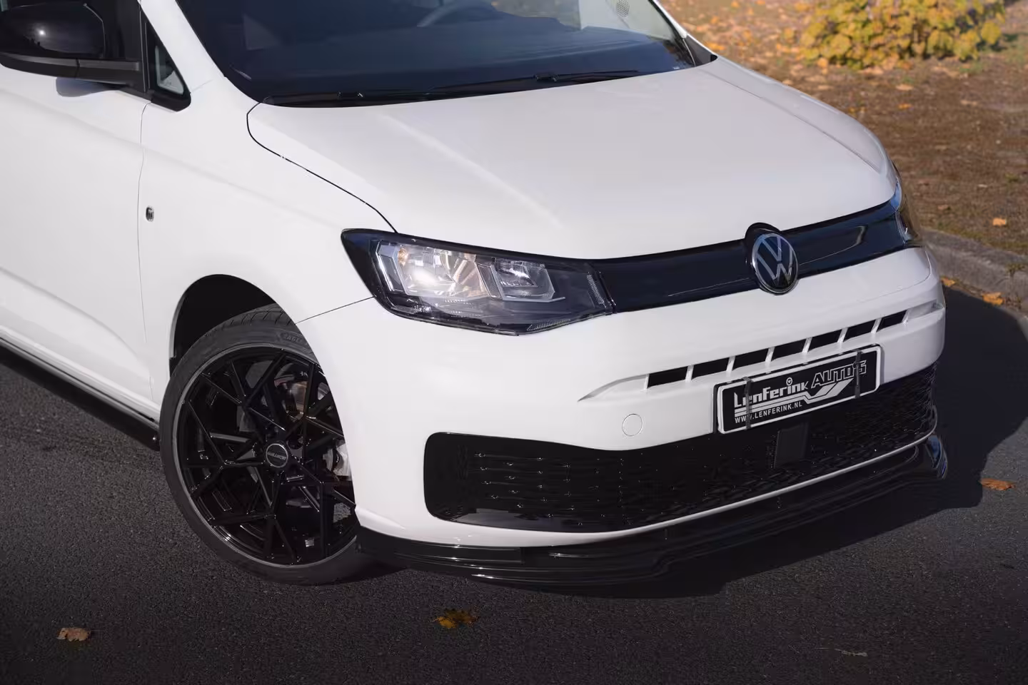 Volkswagen Caddy 1.5 TSI 115 pk BENZINE Black&White Edition 19" LMV, Spoilers V+A, Airco, Bumpers in Kleur,
