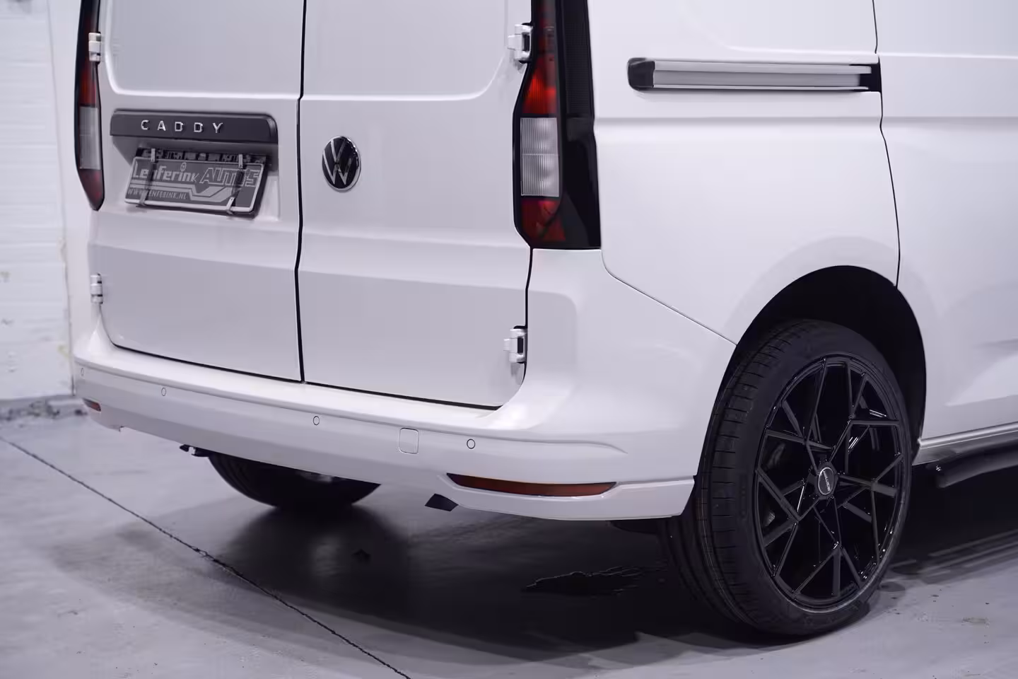 Volkswagen Caddy 1.5 TSI 115 pk BENZINE Black&White Edition 19" LMV, Spoilers V+A, Airco, Bumpers in Kleur,