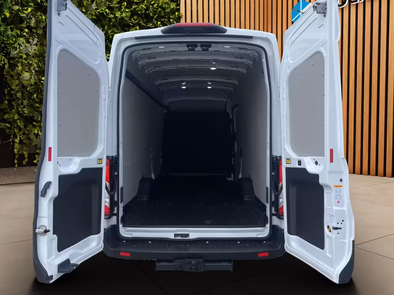 Ford Transit 350 2.0 TDCI L4H3 Trend RWD 130PK Navigatie | Trekhaak | All Seasonbanden |