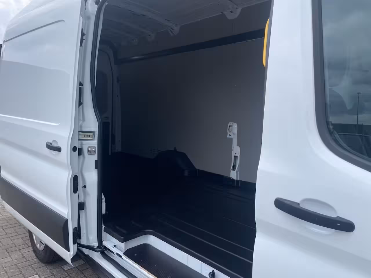 Ford Transit 350 2.0 TDCI L4H3 Trend RWD 130PK Navigatie | Trekhaak | All Seasonbanden |