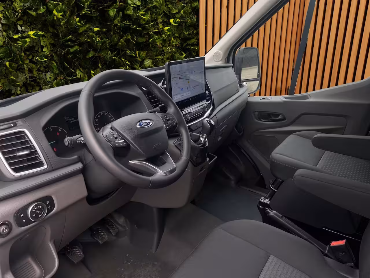 Ford Transit 350 2.0 TDCI L4H3 Trend RWD 130PK Navigatie | Trekhaak | All Seasonbanden |