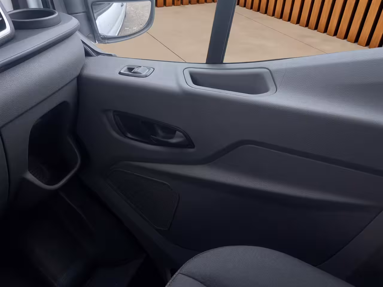 Ford Transit 350 2.0 TDCI L4H3 Trend RWD 130PK Navigatie | Trekhaak | All Seasonbanden |