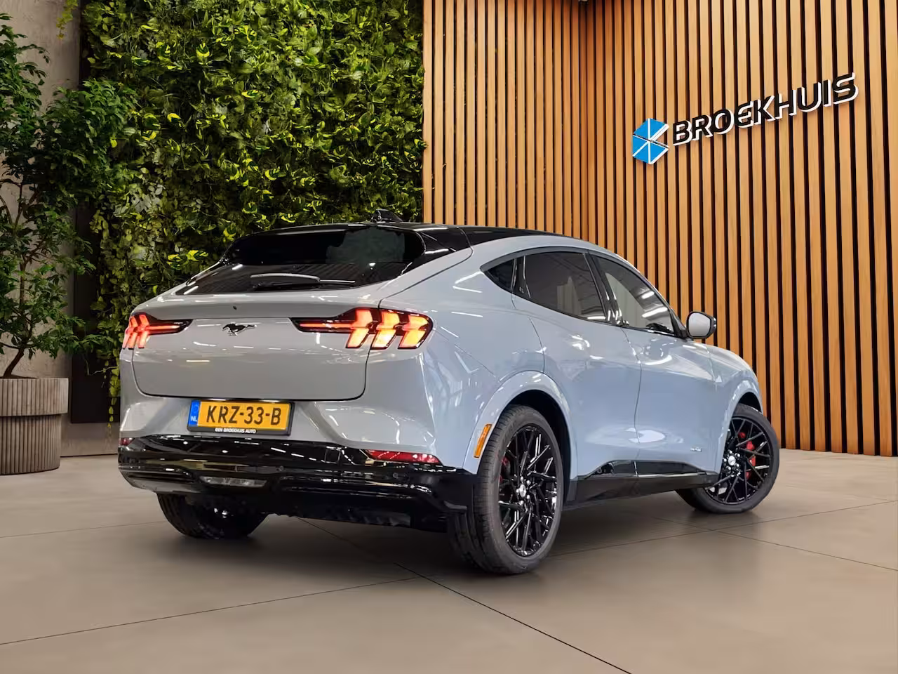 Ford Mustang Mach-E Extended Premium RWD 88 kWh | UNIEK | Hoogglans zwarte delen | Pano | B&O | Blue Cruise mo