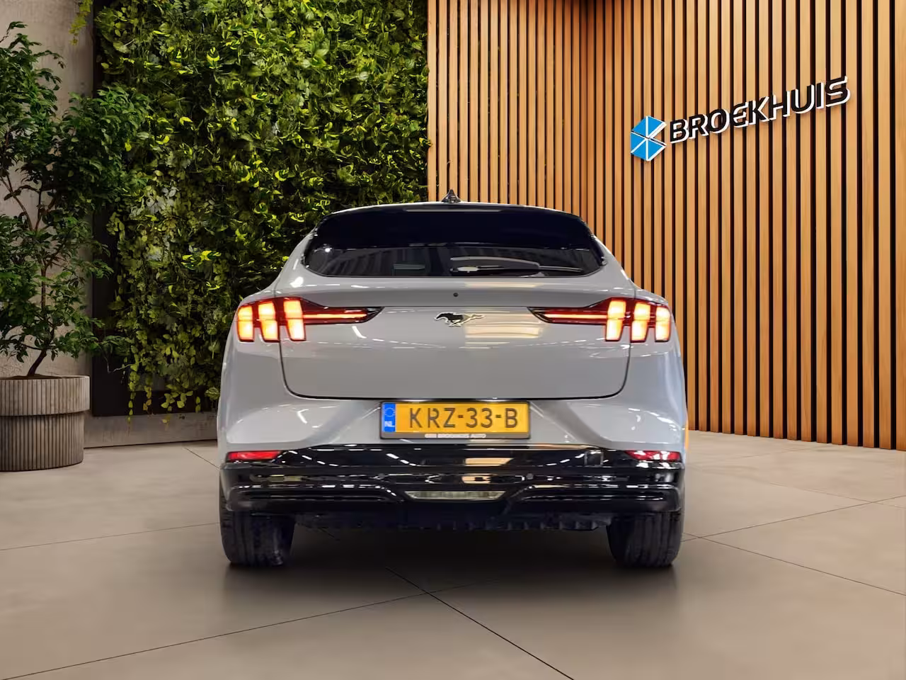Ford Mustang Mach-E Extended Premium RWD 88 kWh | UNIEK | Hoogglans zwarte delen | Pano | B&O | Blue Cruise mo