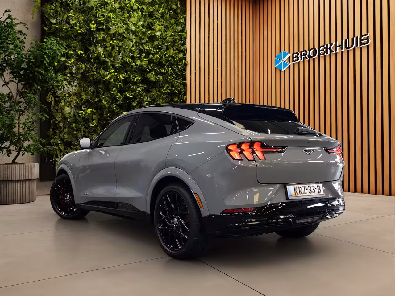 Ford Mustang Mach-E Extended Premium RWD 88 kWh | UNIEK | Hoogglans zwarte delen | Pano | B&O | Blue Cruise mo