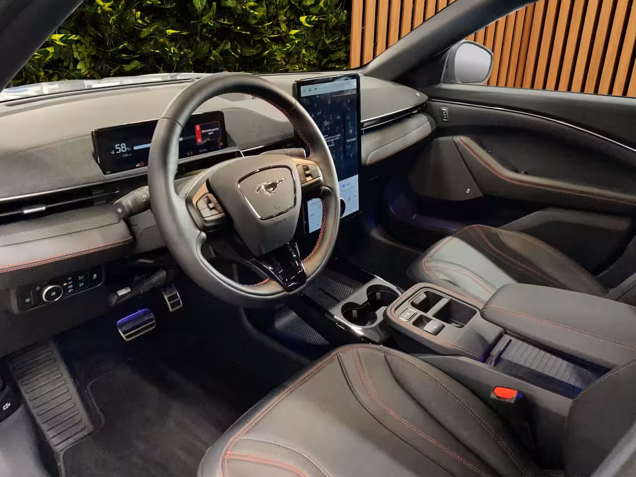 Ford Mustang Mach-E Extended Premium RWD 88 kWh | UNIEK | Hoogglans zwarte delen | Pano | B&O | Blue Cruise mo