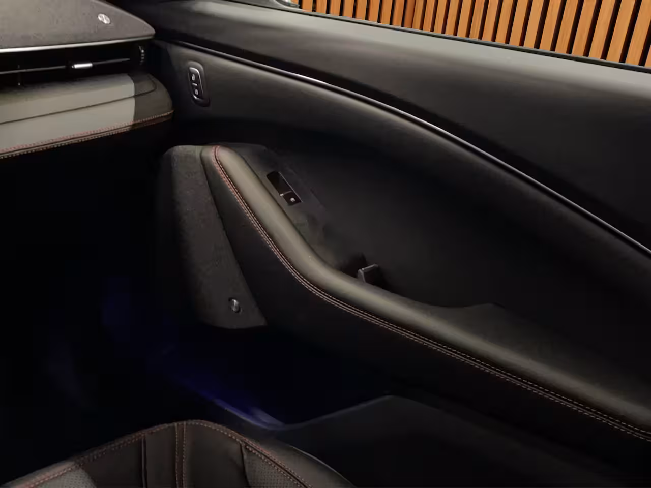 Ford Mustang Mach-E Extended Premium RWD 88 kWh | UNIEK | Hoogglans zwarte delen | Pano | B&O | Blue Cruise mo
