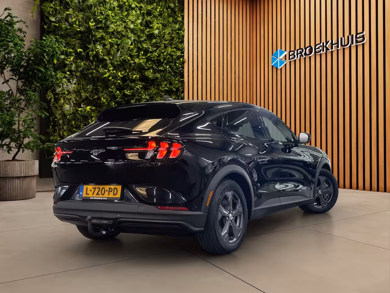 Ford Mustang Mach-E Extended RWD 98 kWh | SOH 93% | B&O | Trekhaak | Adapt. Cruise | Leer | Blis | LED | 18''
