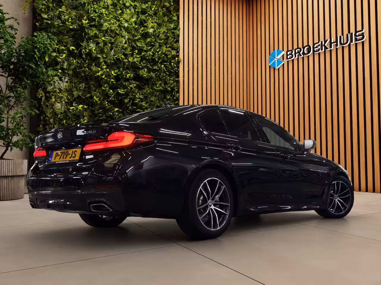 BMW 5-serie 530i Business Edition Plus | M-Pakket | Laser-LED | Camera | CarPlay | Sfeerverlichting |