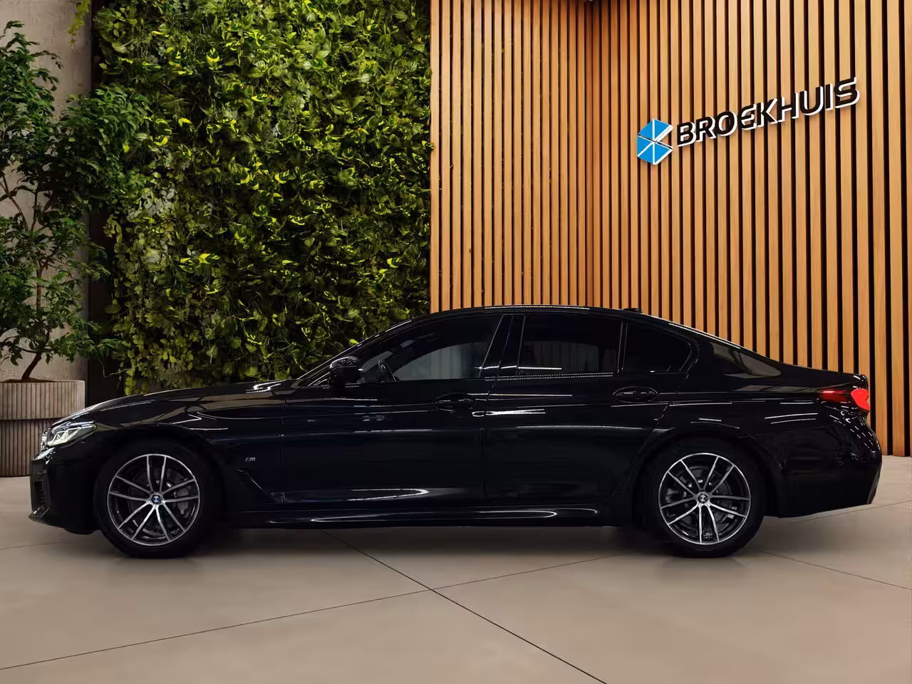 BMW 5-serie 530i Business Edition Plus | M-Pakket | Laser-LED | Camera | CarPlay | Sfeerverlichting |