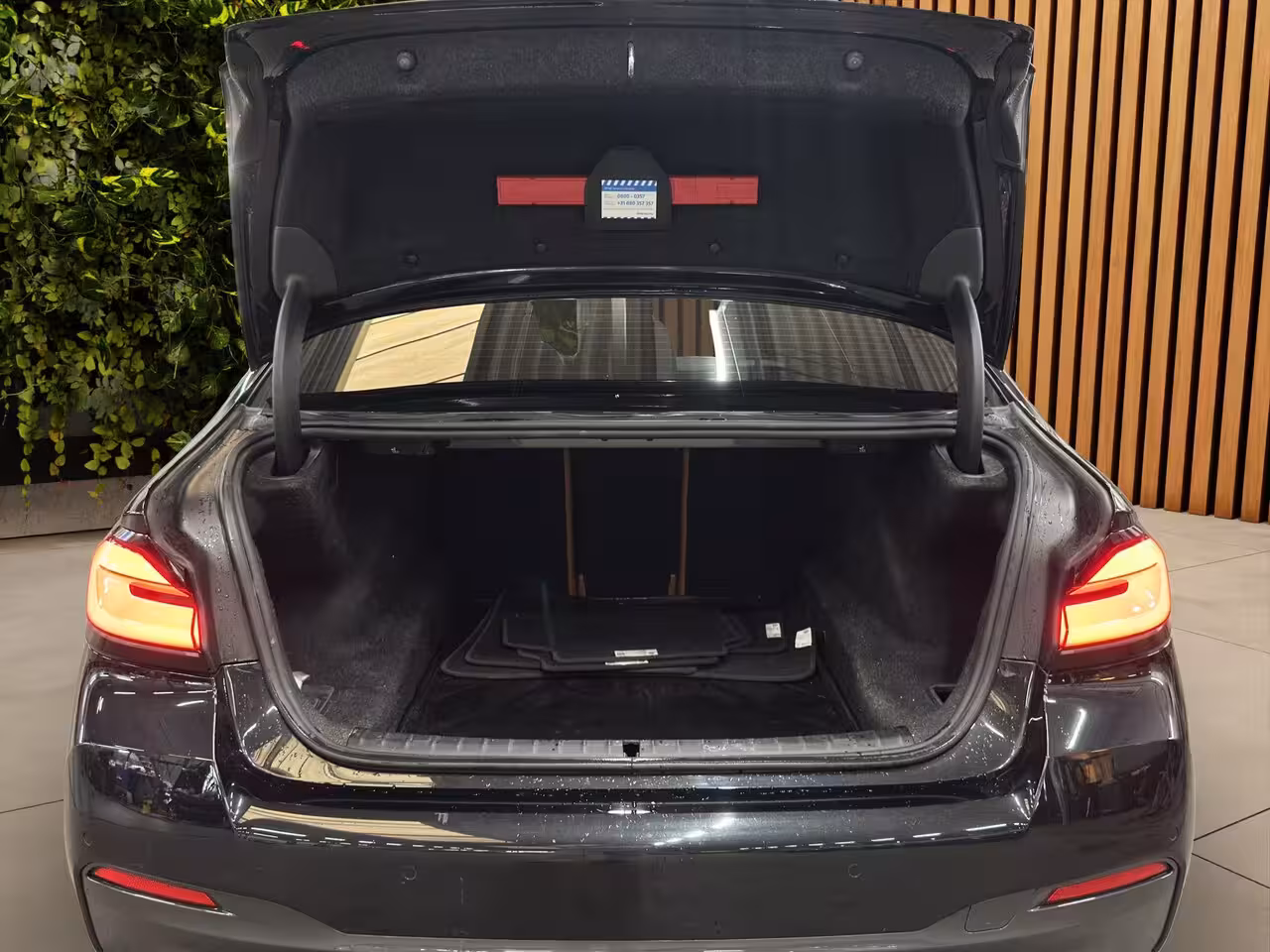 BMW 5-serie 530i Business Edition Plus | M-Pakket | Laser-LED | Camera | CarPlay | Sfeerverlichting |