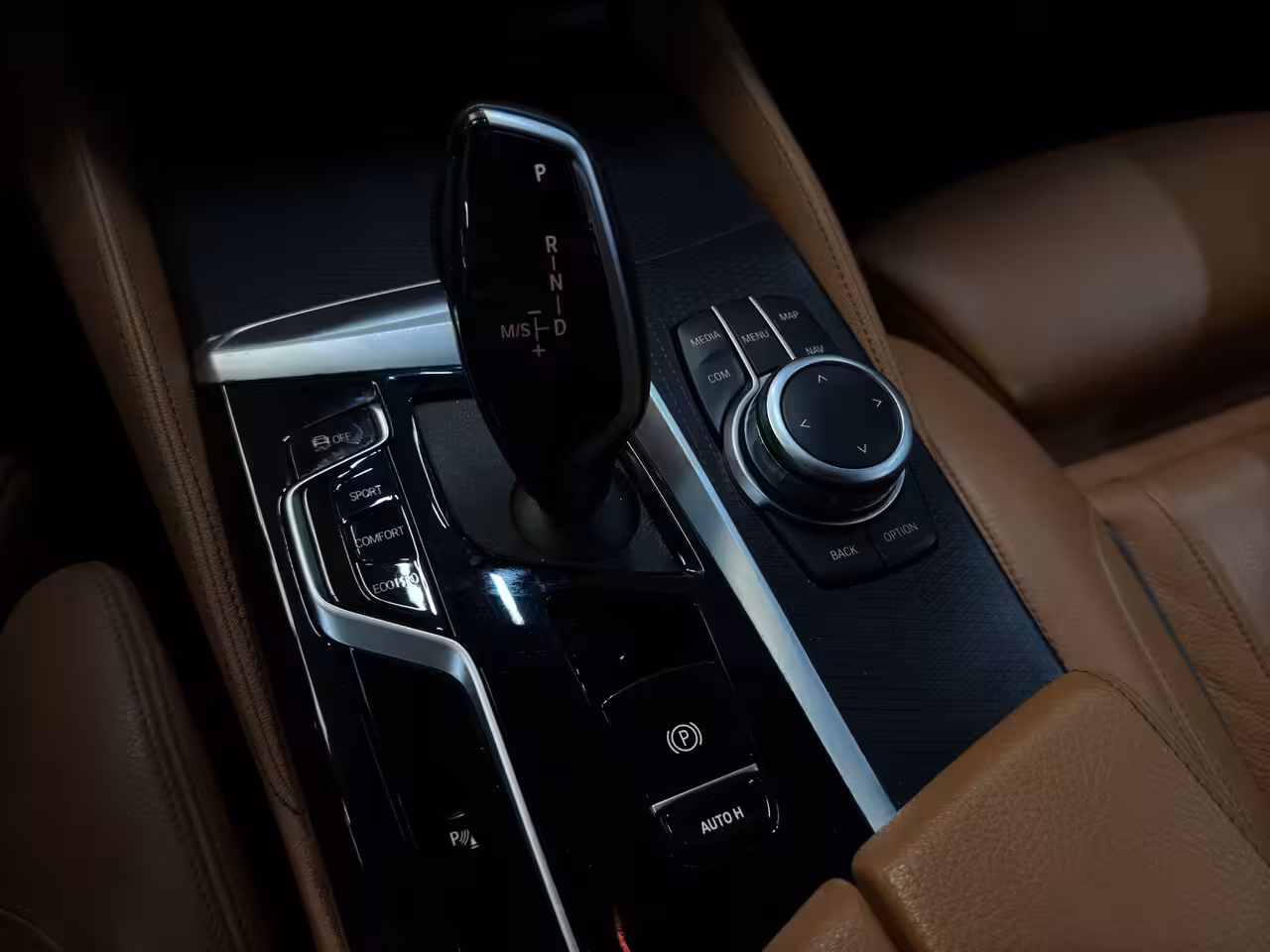 BMW 5-serie 530i Business Edition Plus | M-Pakket | Laser-LED | Camera | CarPlay | Sfeerverlichting |
