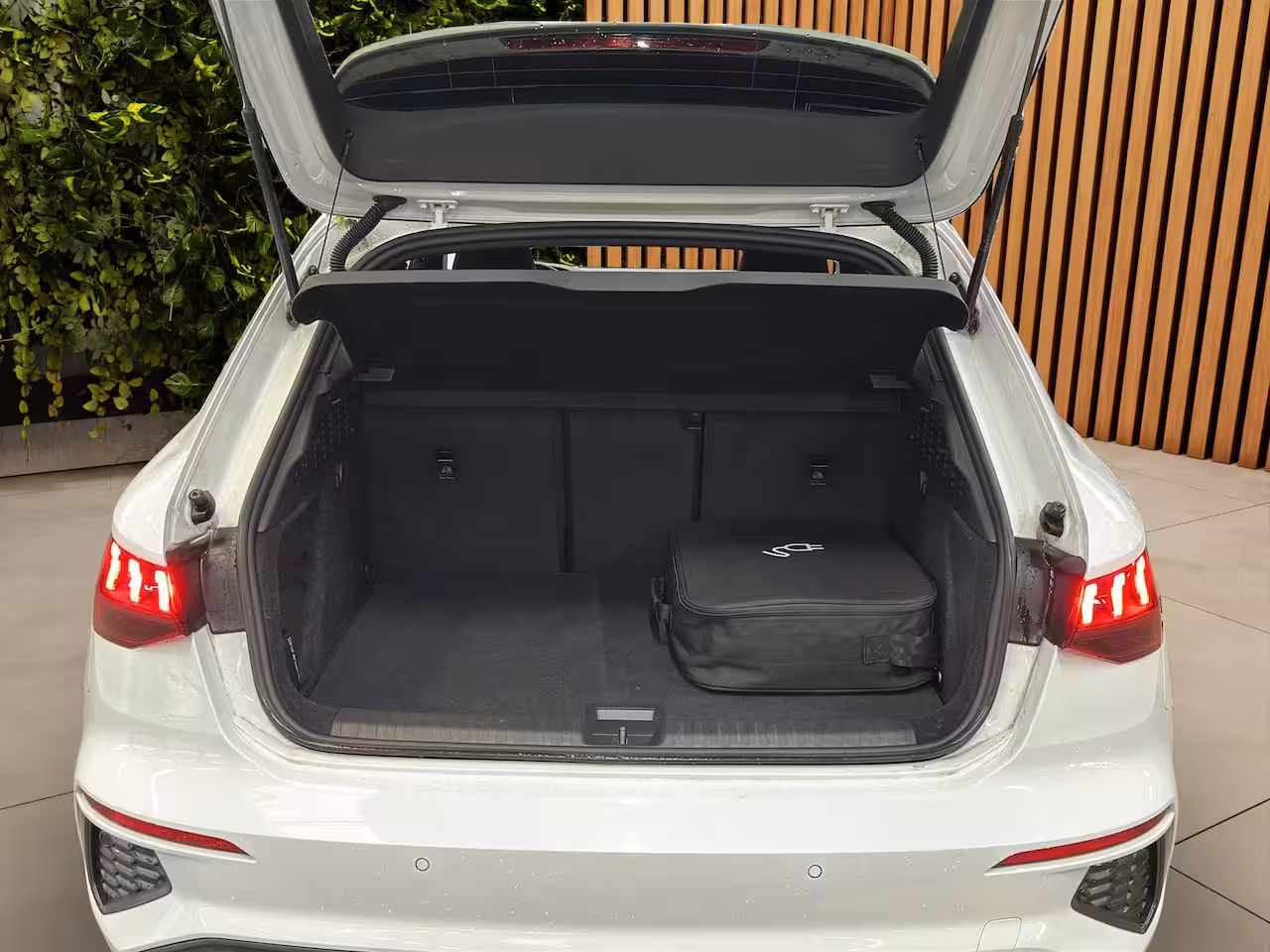 Audi A3 Sportback 45 TFSI e S edition Competition | Adaptive Cruise | Sfeerverlichting | Stoelverwarming | S
