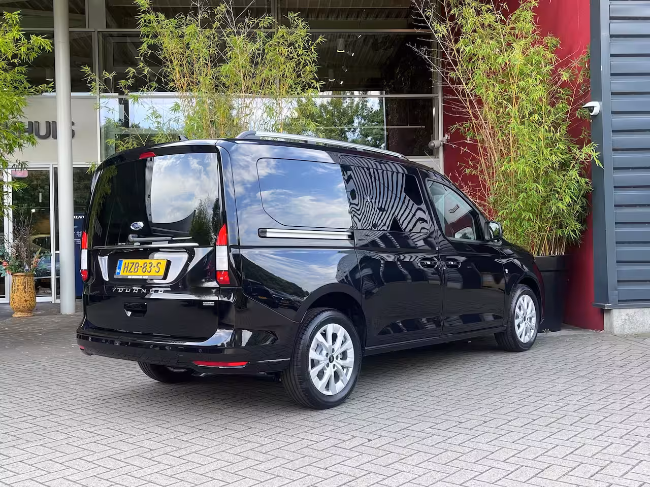 Ford Tourneo Connect 1.5 PHEV Titanium 7 Persoons | 100km Elektrisch Rijbereik | Camera | 1400kg Trekgewicht |