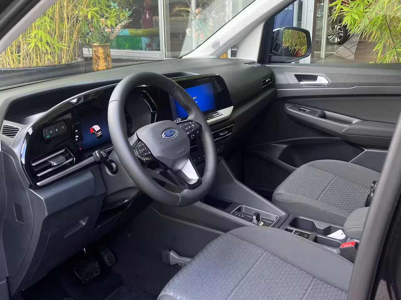 Ford Tourneo Connect 1.5 PHEV Titanium 7 Persoons | 100km Elektrisch Rijbereik | Camera | 1400kg Trekgewicht |