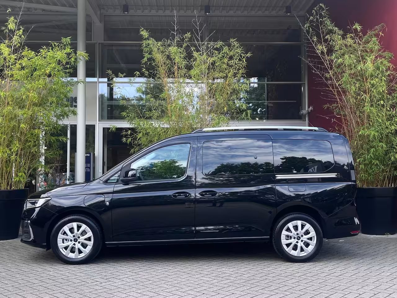 Ford Tourneo Connect 1.5 PHEV Titanium 7 Persoons | 100km Elektrisch Rijbereik | Camera | 1400kg Trekgewicht |