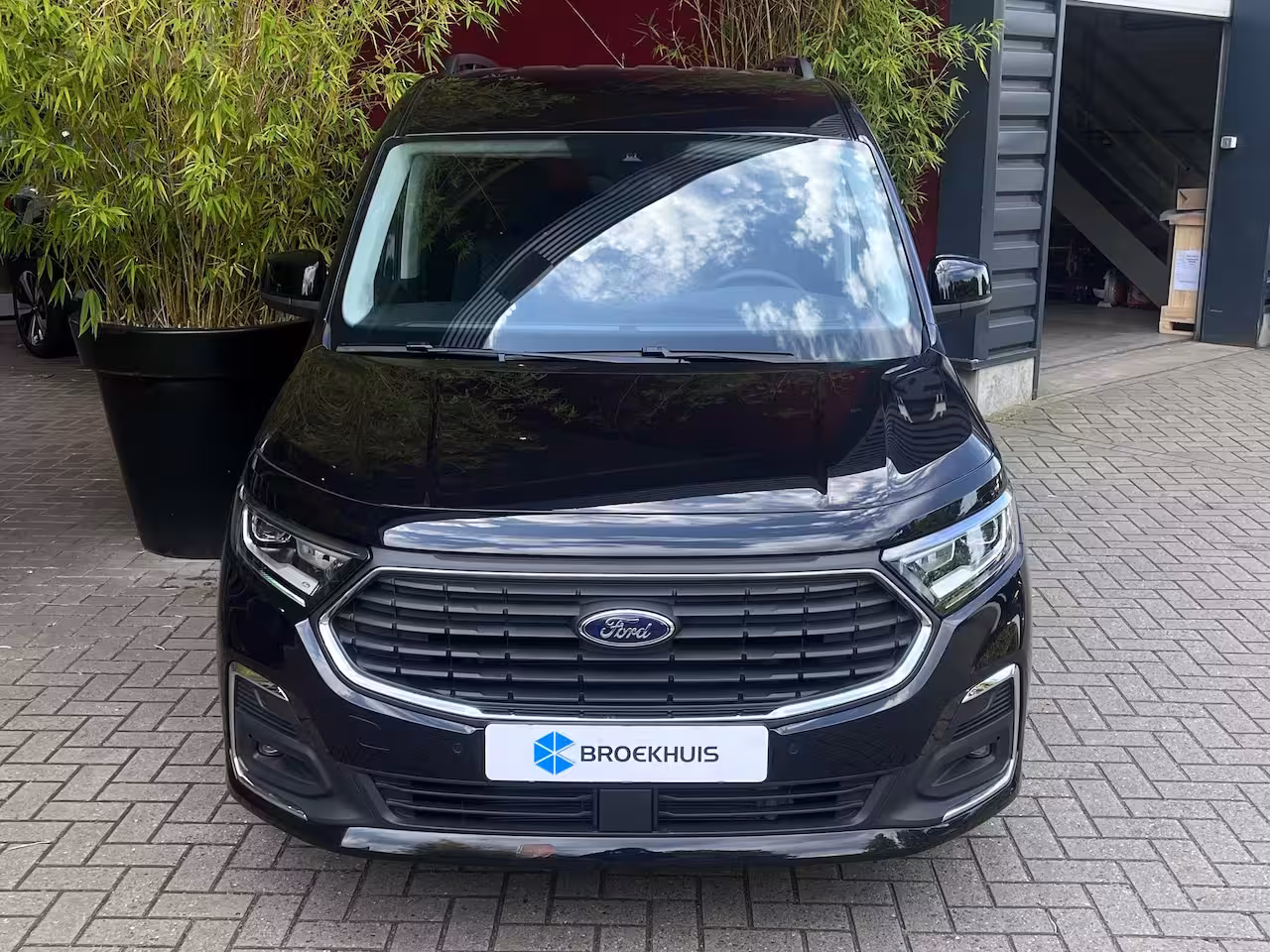 Ford Tourneo Connect 1.5 PHEV Titanium 7 Persoons | 100km Elektrisch Rijbereik | Camera | 1400kg Trekgewicht |