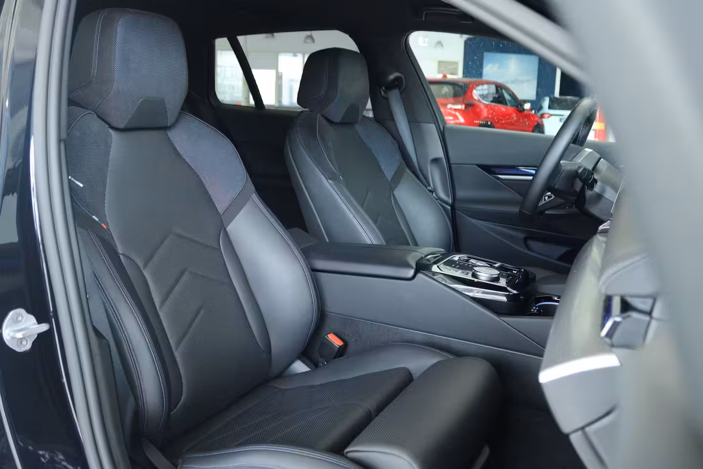 BMW i5 Touring M60 xDrive 84 kWh 601PK | SOH 97% | 4-Wielsturing | Harman & Kardon | Trekhaak | Stoelverw
