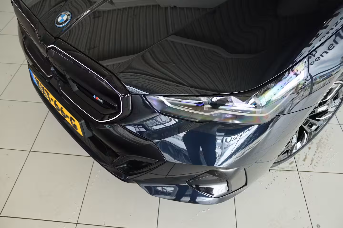 BMW i5 Touring M60 xDrive 84 kWh 601PK | SOH 97% | 4-Wielsturing | Harman & Kardon | Trekhaak | Stoelverw