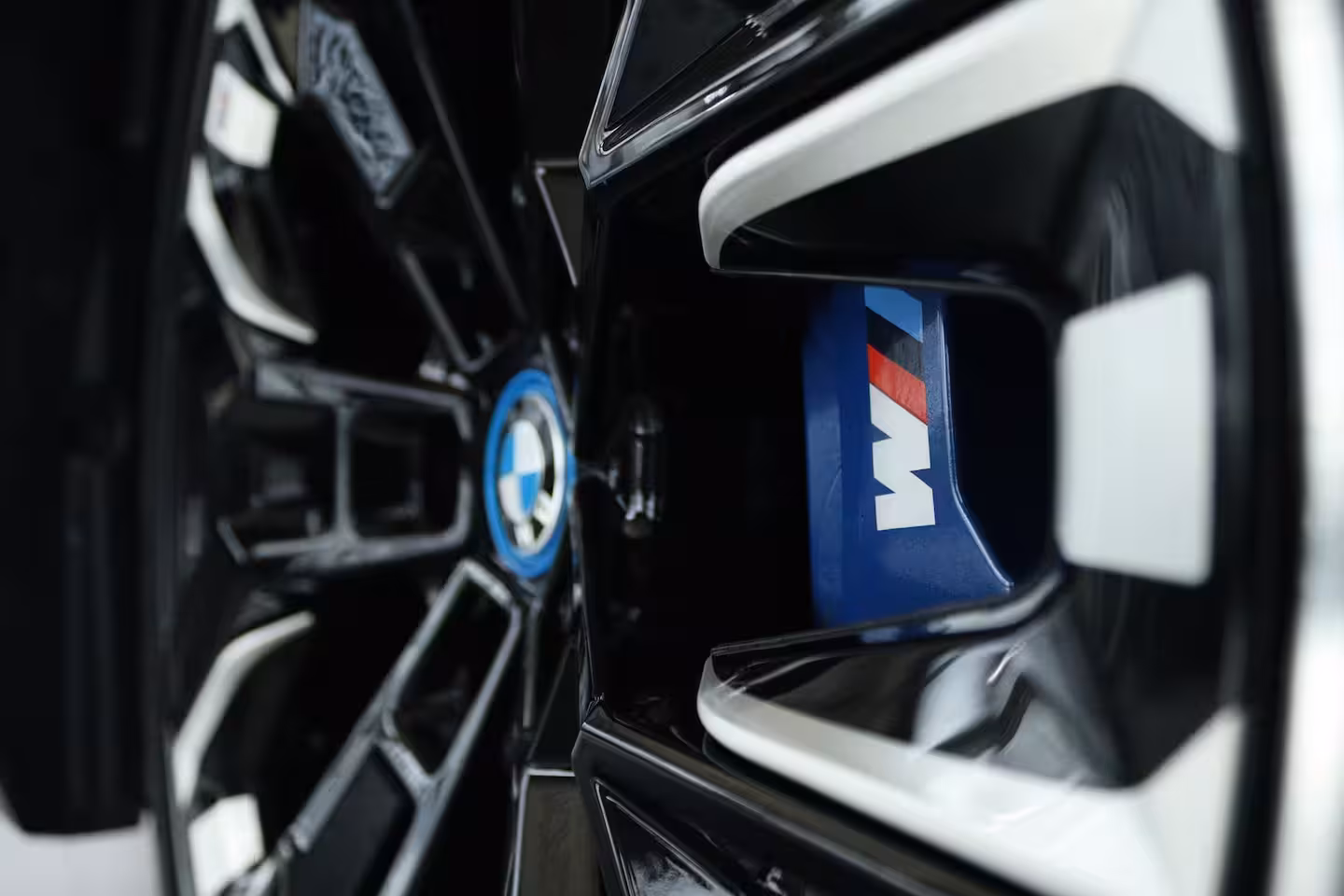 BMW i5 Touring M60 xDrive 84 kWh 601PK | SOH 97% | 4-Wielsturing | Harman & Kardon | Trekhaak | Stoelverw