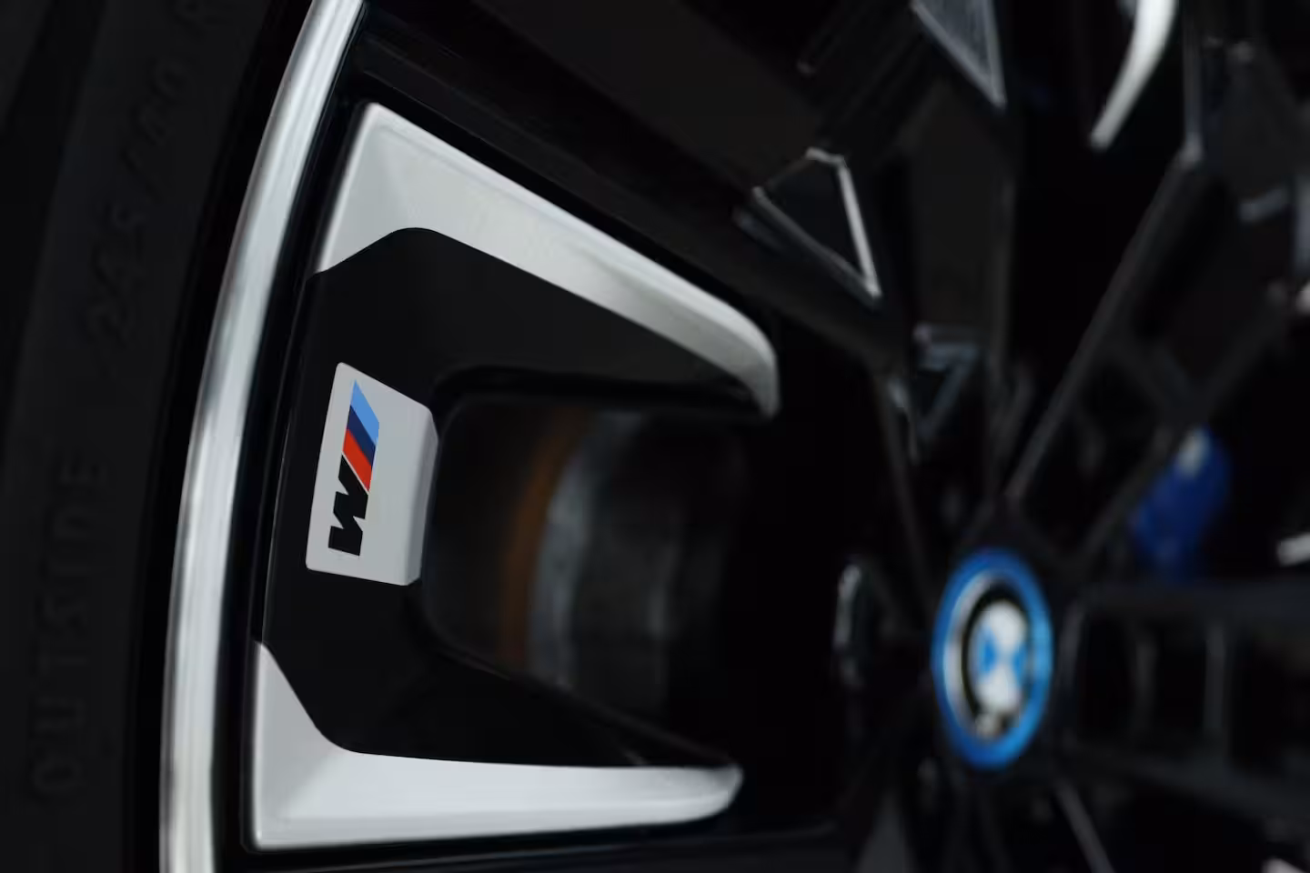 BMW i5 Touring M60 xDrive 84 kWh 601PK | SOH 97% | 4-Wielsturing | Harman & Kardon | Trekhaak | Stoelverw