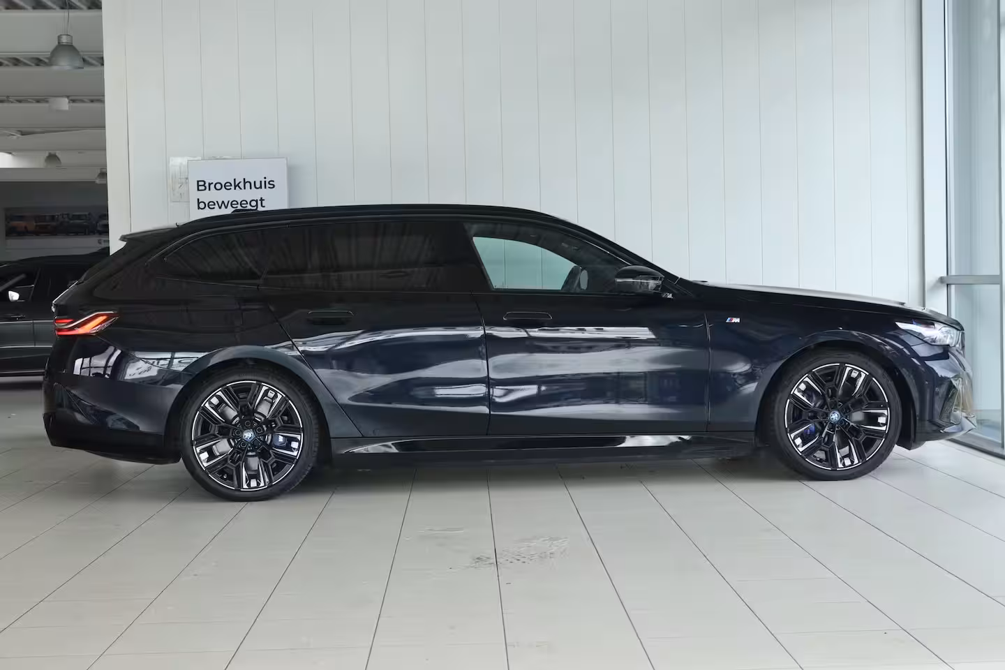 BMW i5 Touring M60 xDrive 84 kWh 601PK | SOH 97% | 4-Wielsturing | Harman & Kardon | Trekhaak | Stoelverw