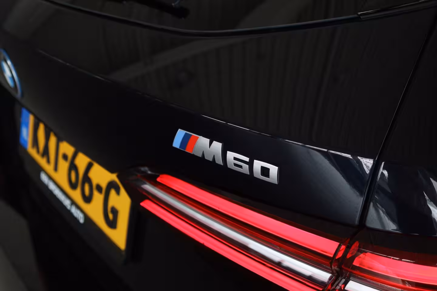 BMW i5 Touring M60 xDrive 84 kWh 601PK | SOH 97% | 4-Wielsturing | Harman & Kardon | Trekhaak | Stoelverw