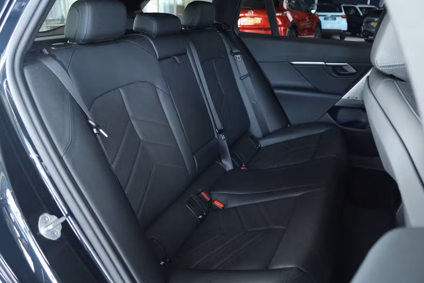 BMW i5 Touring M60 xDrive 84 kWh 601PK | SOH 97% | 4-Wielsturing | Harman & Kardon | Trekhaak | Stoelverw