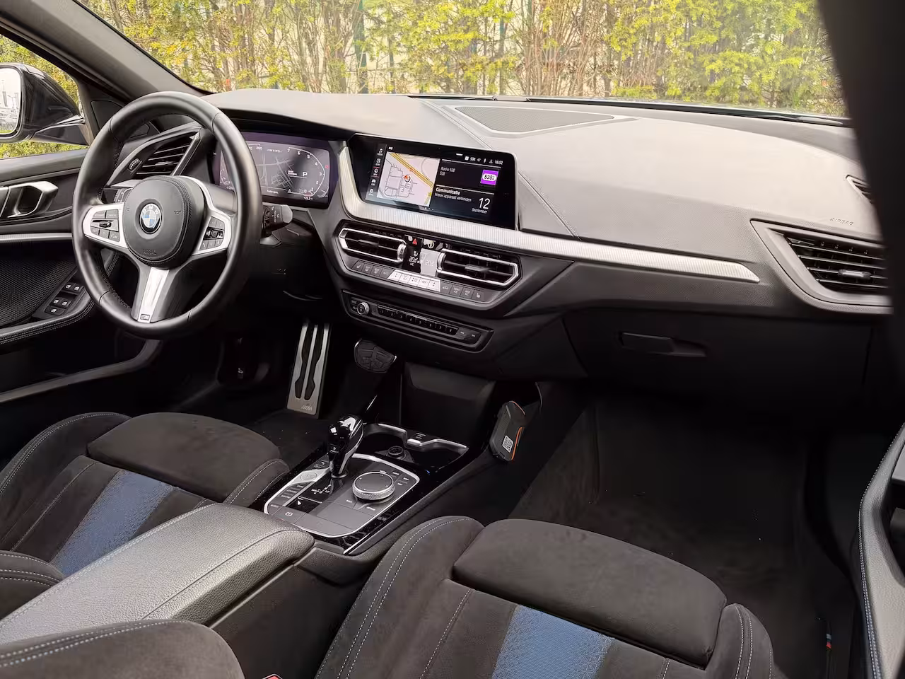BMW 1-serie M135i xDrive Executive | Cruise Control | Kuipstoelen | Stoelverwarming | HiFi Audio | Car