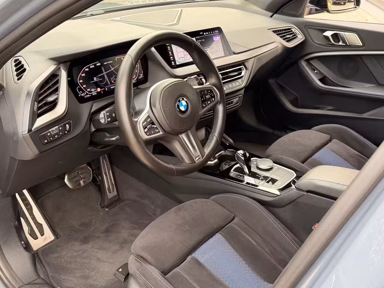 BMW 1-serie M135i xDrive Executive | Cruise Control | Kuipstoelen | Stoelverwarming | HiFi Audio | Car