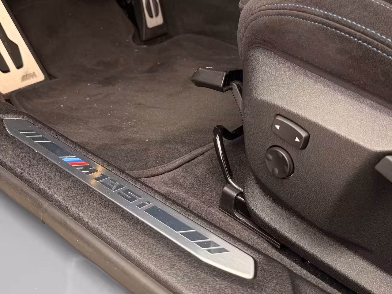 BMW 1-serie M135i xDrive Executive | Cruise Control | Kuipstoelen | Stoelverwarming | HiFi Audio | Car