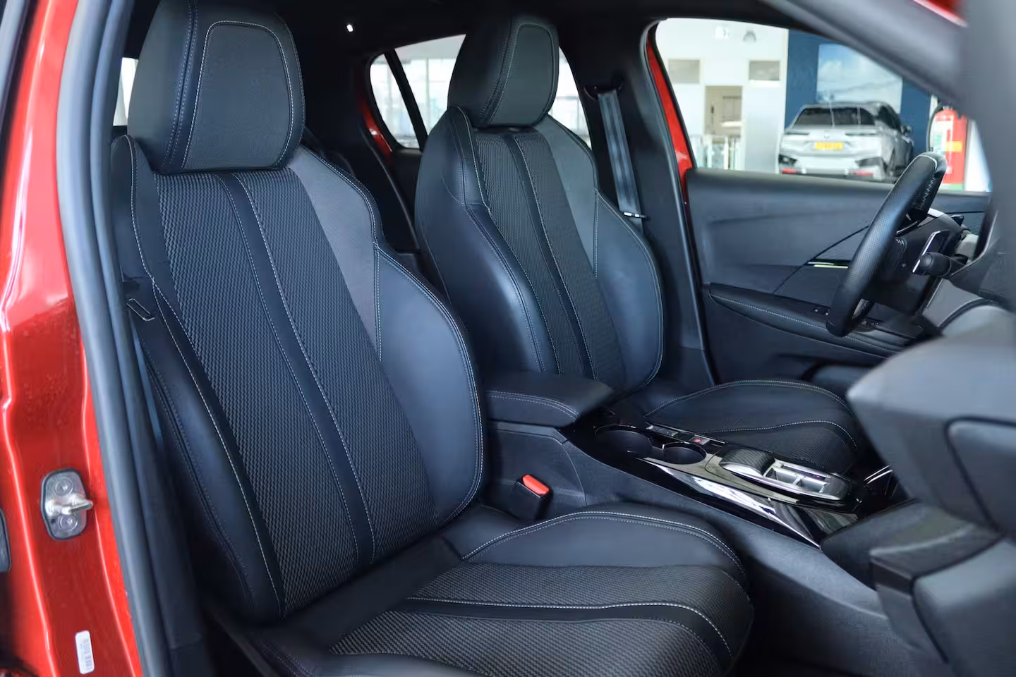 Peugeot 208 1.2 Hybrid 145 e-DCS6 GT | NL-Auto | Adapt. Cruise| 360 Camera | Keyless | Carplay | Navi