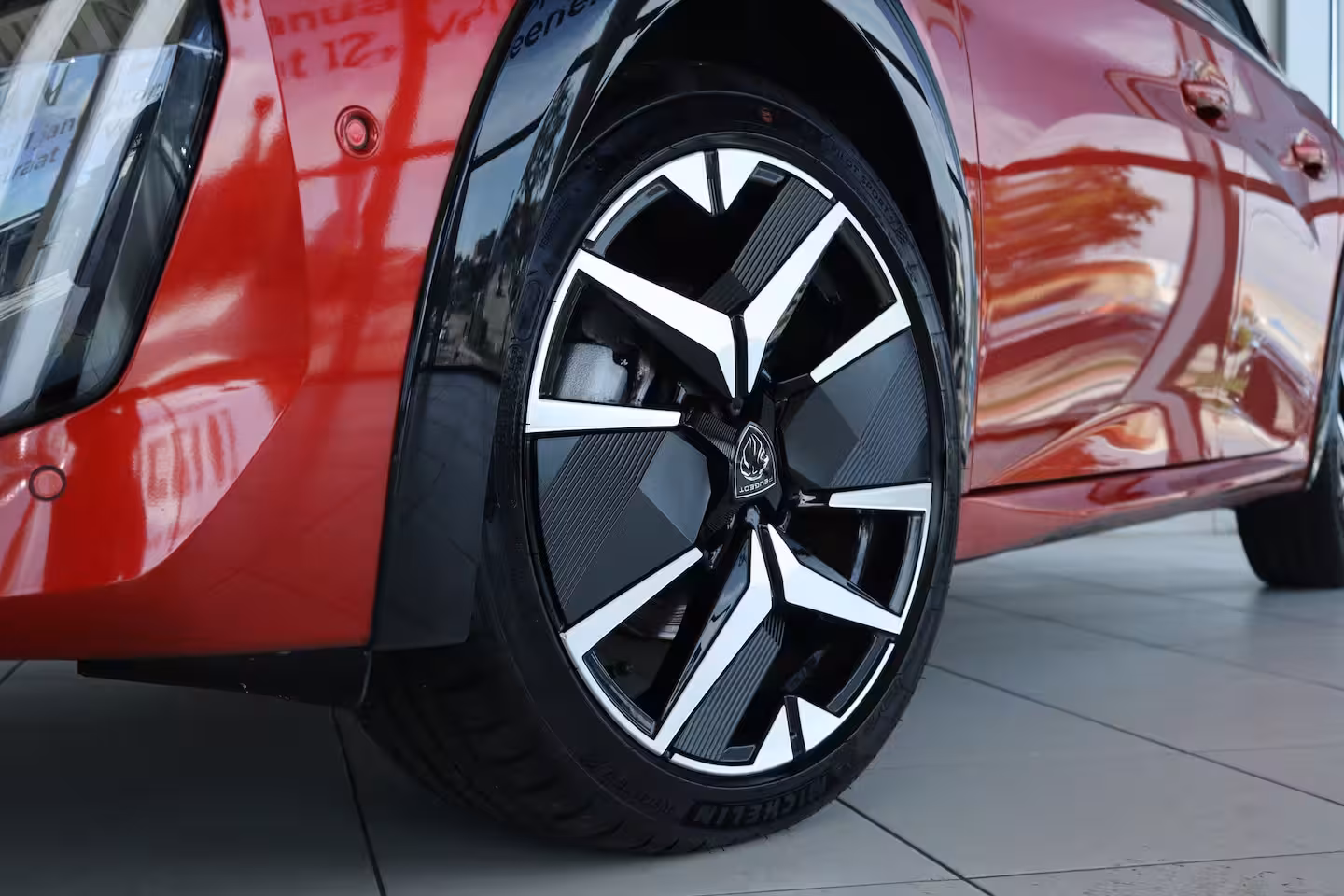 Peugeot 208 1.2 Hybrid 145 e-DCS6 GT | NL-Auto | Adapt. Cruise| 360 Camera | Keyless | Carplay | Navi