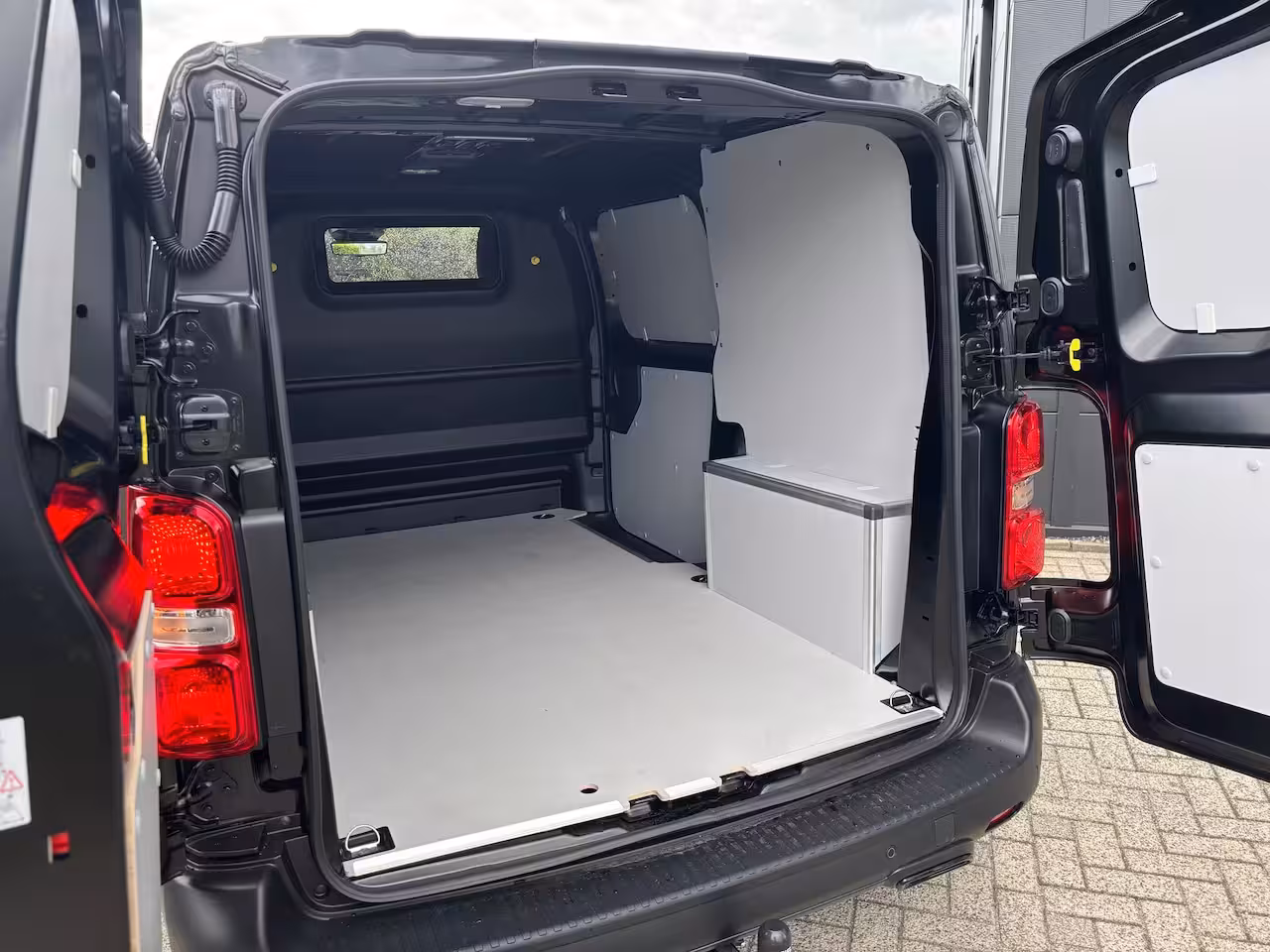 Peugeot e-Expert EV L2 75 kWh Dynamic By Revolve | Betimmering | Camera | Stoelverwarming | Cruise Control