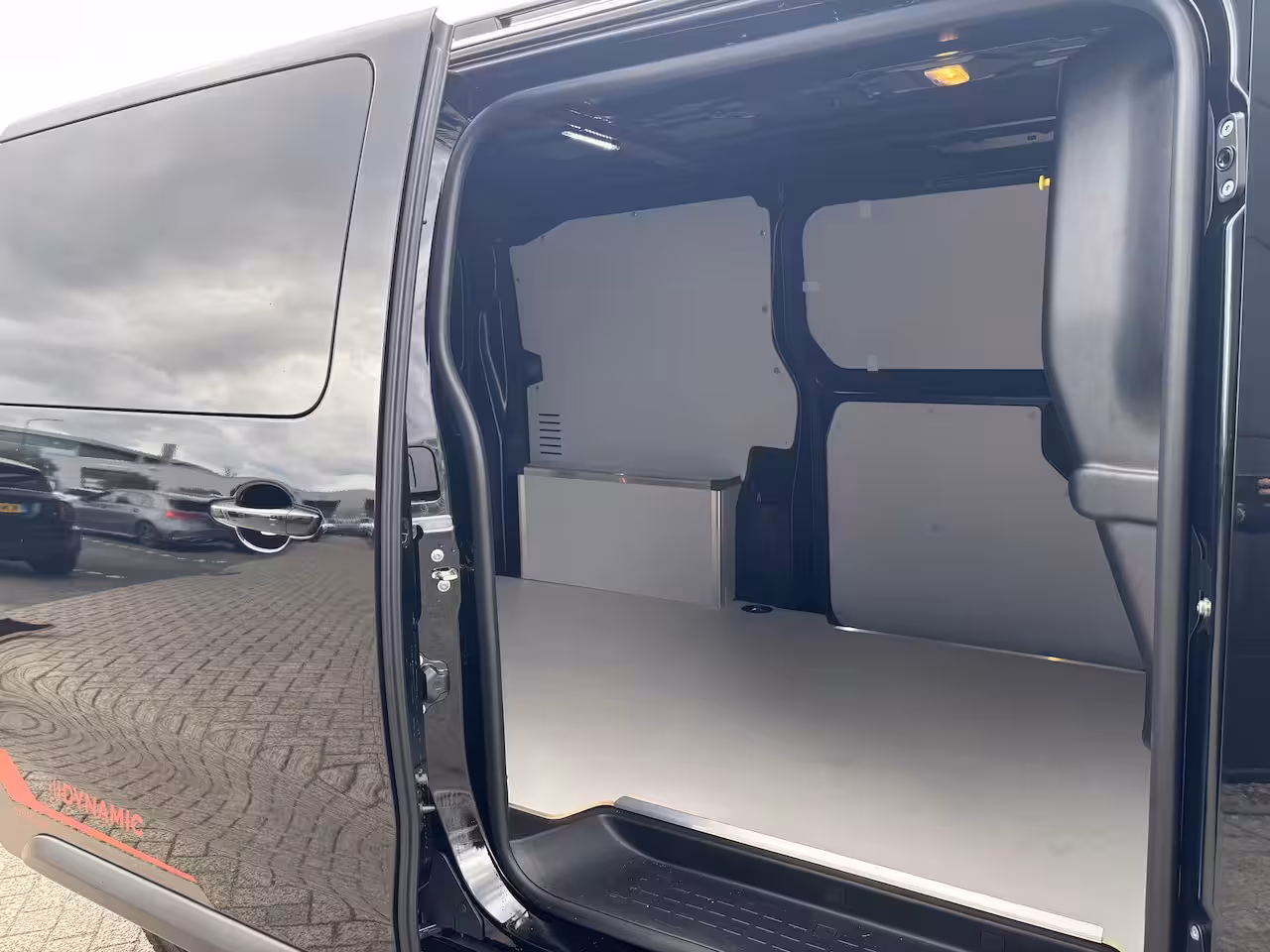 Peugeot e-Expert EV L2 75 kWh Dynamic By Revolve | Betimmering | Camera | Stoelverwarming | Cruise Control