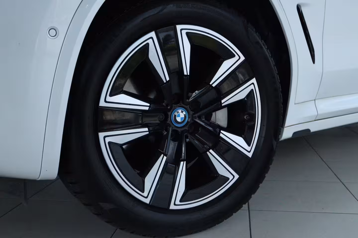 BMW iX3 Executive 80 kWh M-Sport | SoH 99% | Adapt. Cruise | Schuifdak | Camera | Memory | Navi |
