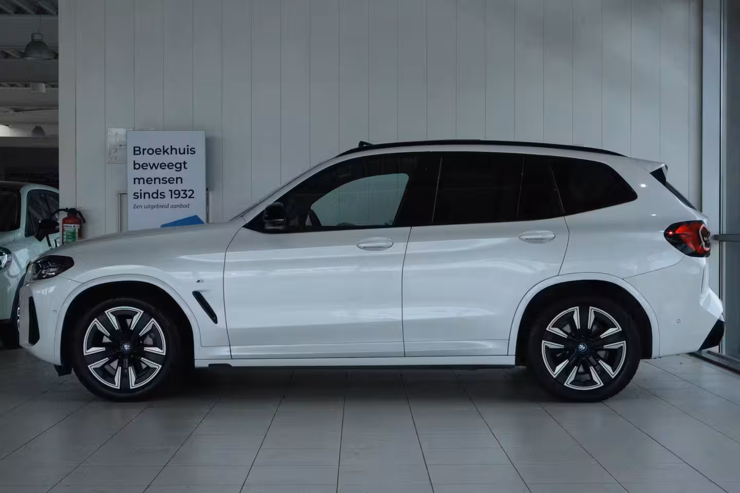 BMW iX3 Executive 80 kWh M-Sport | SoH 99% | Adapt. Cruise | Schuifdak | Camera | Memory | Navi |