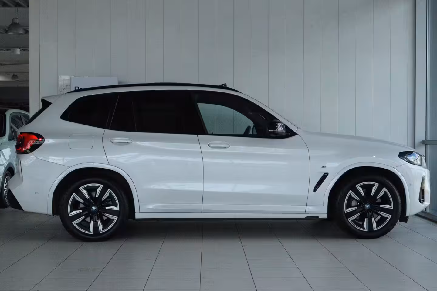 BMW iX3 Executive 80 kWh M-Sport | SoH 99% | Adapt. Cruise | Schuifdak | Camera | Memory | Navi |