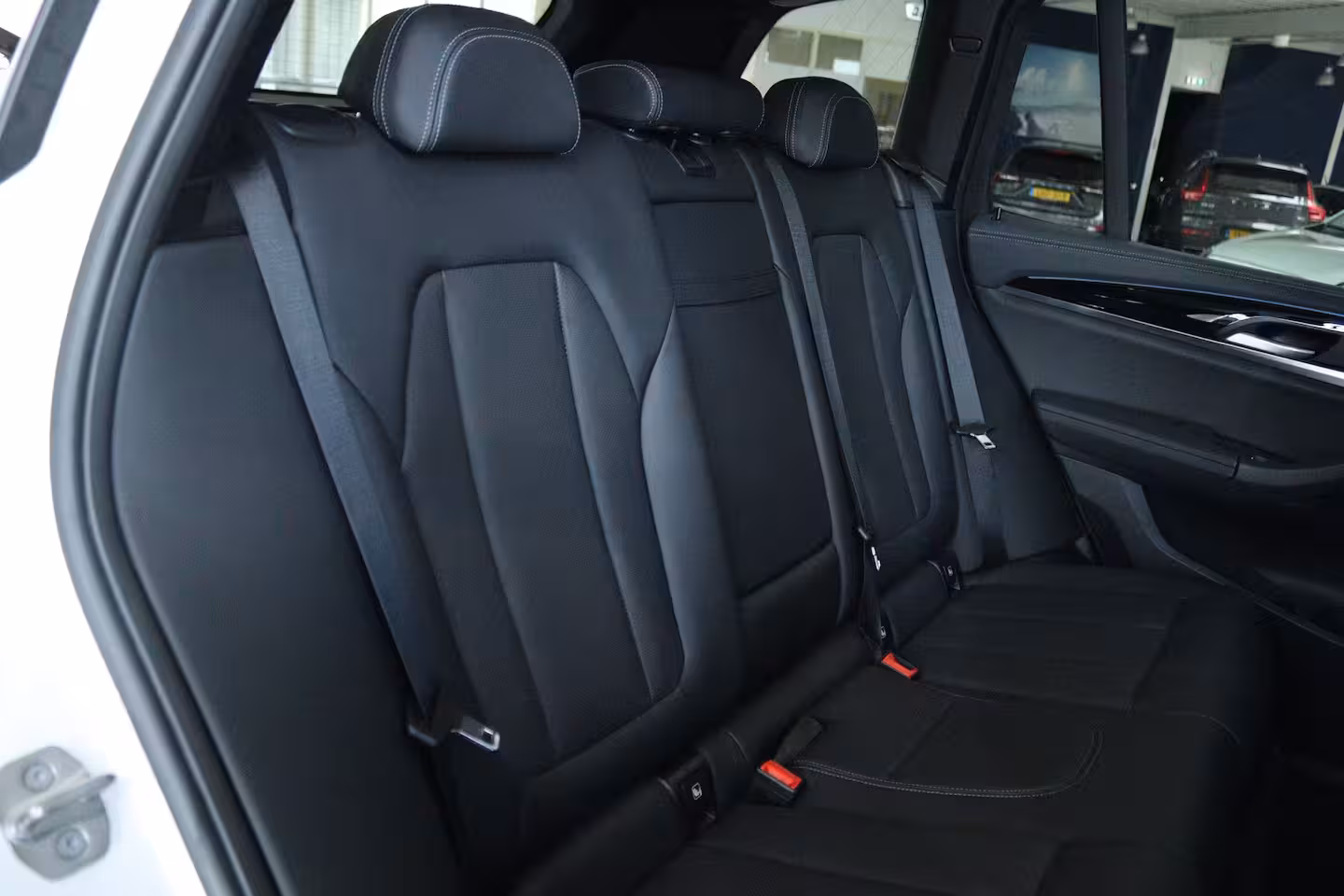 BMW iX3 Executive 80 kWh M-Sport | SoH 99% | Adapt. Cruise | Schuifdak | Camera | Memory | Navi |