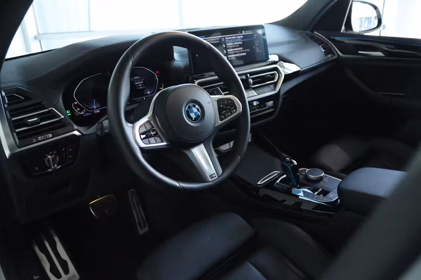 BMW iX3 Executive 80 kWh M-Sport | SoH 99% | Adapt. Cruise | Schuifdak | Camera | Memory | Navi |
