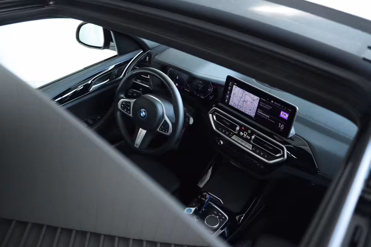 BMW iX3 Executive 80 kWh M-Sport | SoH 99% | Adapt. Cruise | Schuifdak | Camera | Memory | Navi |