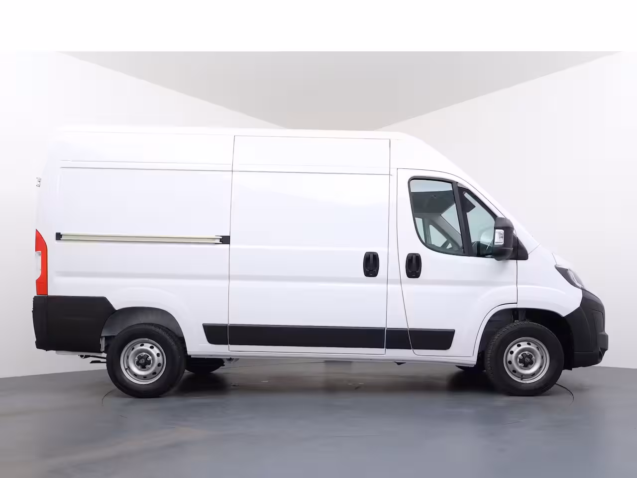 Peugeot Boxer 2.2 BlueHDi 140pk L2H2 3.5t | NIEUW BPM VRIJ | Achteruitrijcamera | Airco | Apple Carplay/