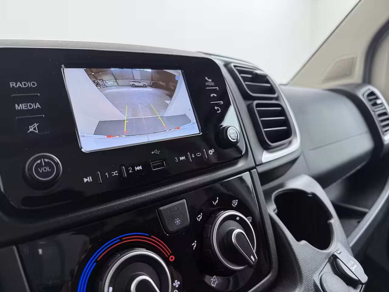 Peugeot Boxer 2.2 BlueHDi 140pk L2H2 3.5t | NIEUW BPM VRIJ | Achteruitrijcamera | Airco | Apple Carplay/