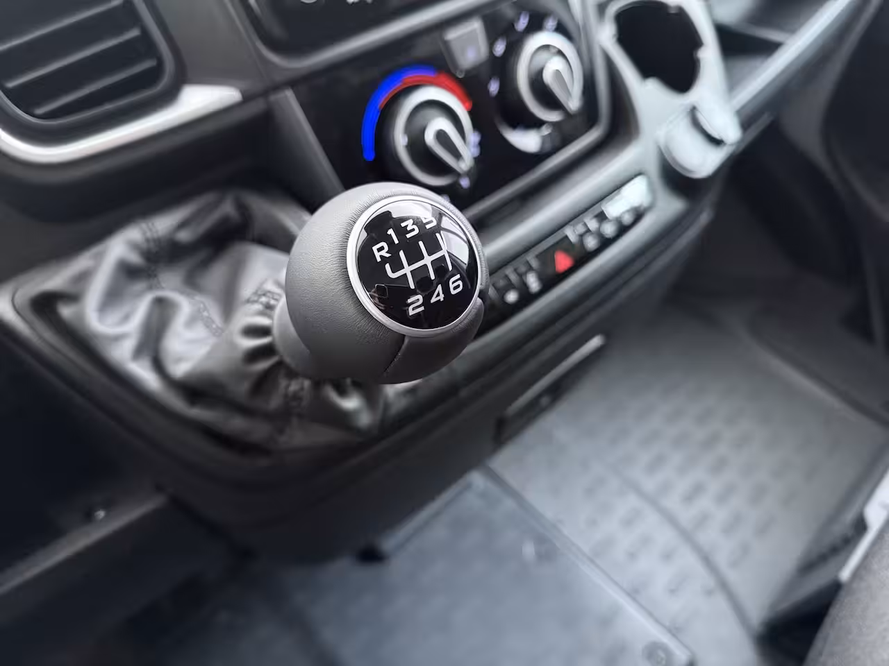 Peugeot Boxer 2.2 BlueHDi 140pk L2H2 3.5t | NIEUW BPM VRIJ | Achteruitrijcamera | Airco | Apple Carplay/