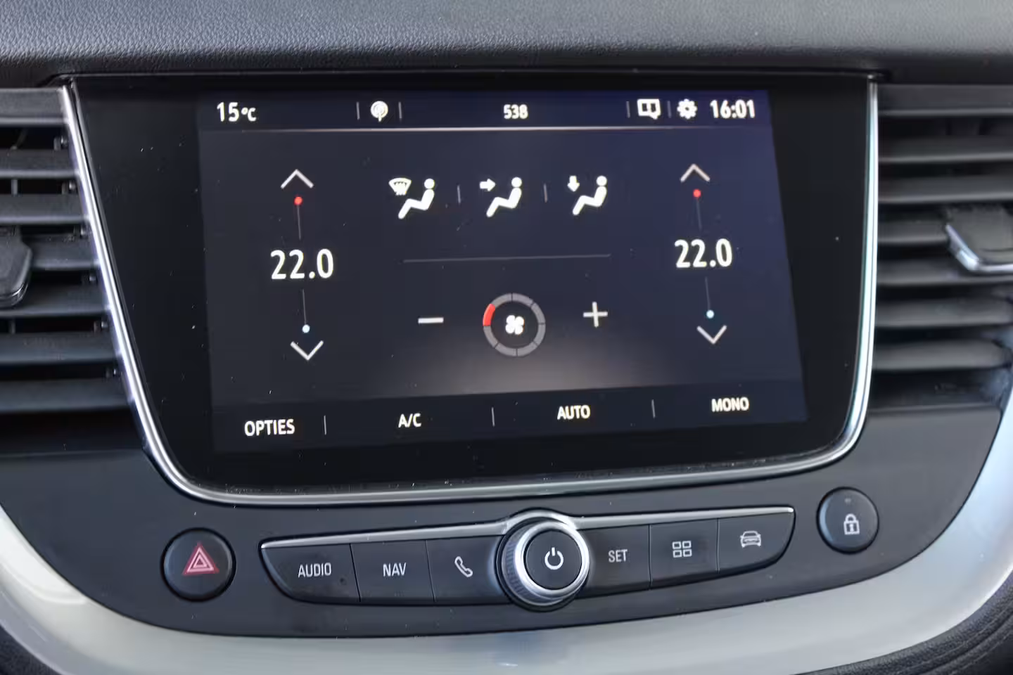 Opel Grandland X 1.2 Turbo 120 Jaar Edition | Panoramadak | Navigatiesysteem | Trekhaak | Climate control |