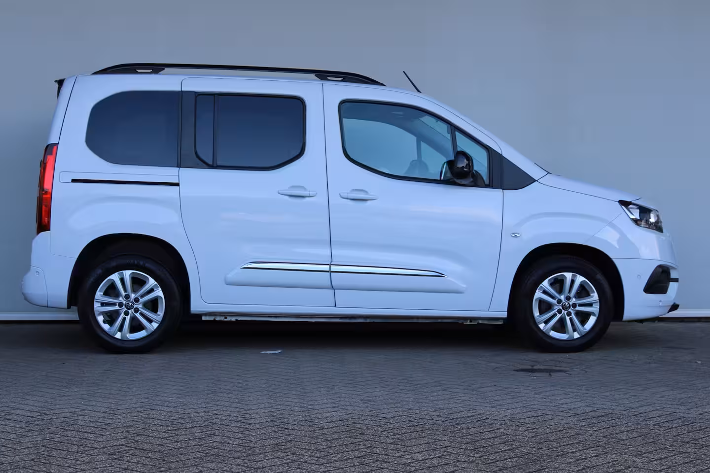 Toyota ProAce City Verso 1.2 Turbo Active | 5-persoons | Dubbele schuifdeur | Navigatie | Camera | Climate control