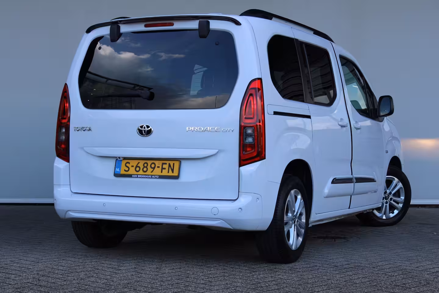 Toyota ProAce City Verso 1.2 Turbo Active | 5-persoons | Dubbele schuifdeur | Navigatie | Camera | Climate control